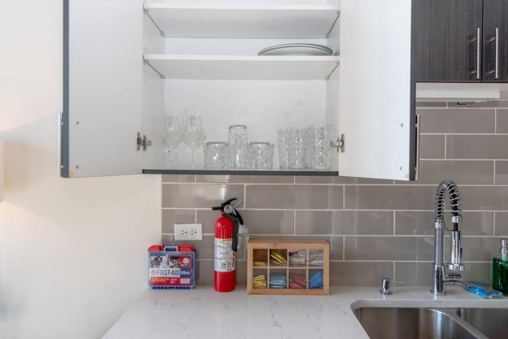 Mccormick Place 2Br Stylish Suite With Optional Parking And Gym For Up To 8 Guests Near Soldier Field And Grant Park Чикаго Екстер'єр фото